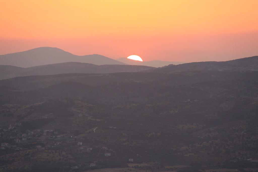 Apus de soare peste munti in Volos, Grecia