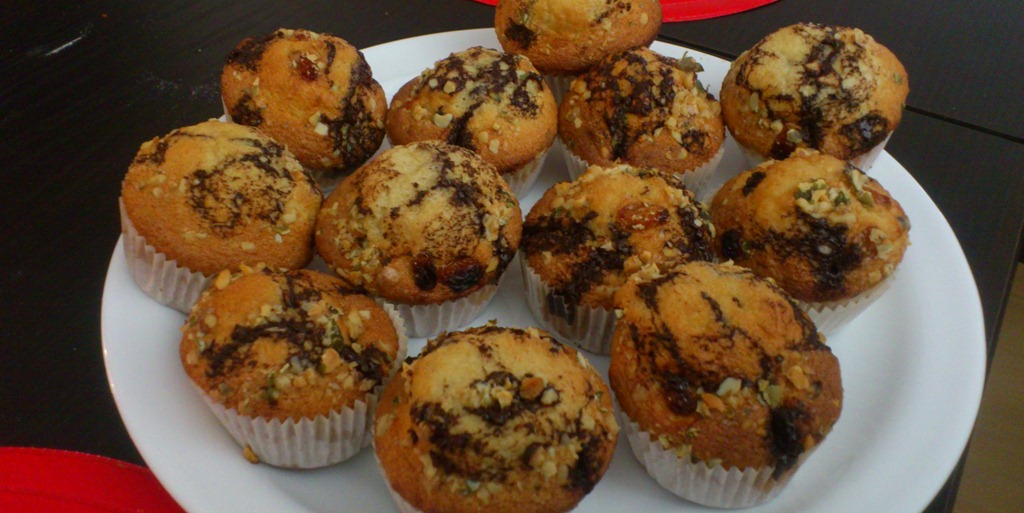Muffin cu ciocolata, stafide si nuci