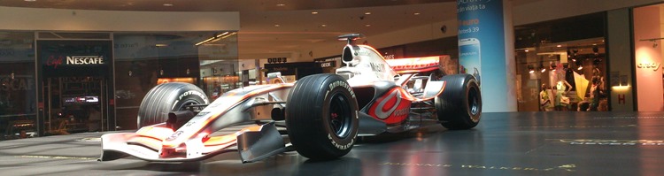 O masina de Formula 1 in Baneasa Shopping City